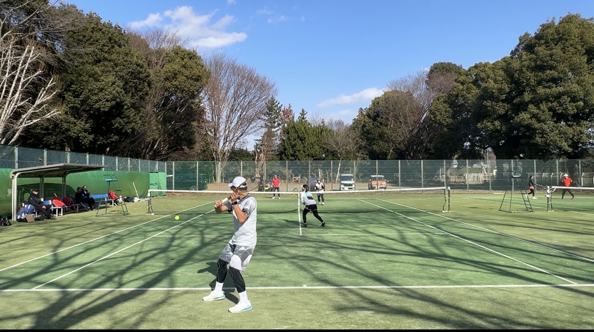 つくば(筑波)のテニスサークルD.Styleで行う動画分析と練習の様子