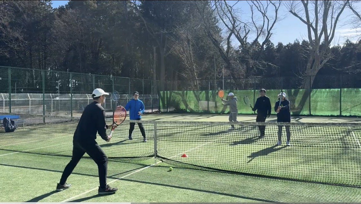 つくば(筑波)のテニスサークルD.Styleで行うボレーレッスンと動画分析のシーン